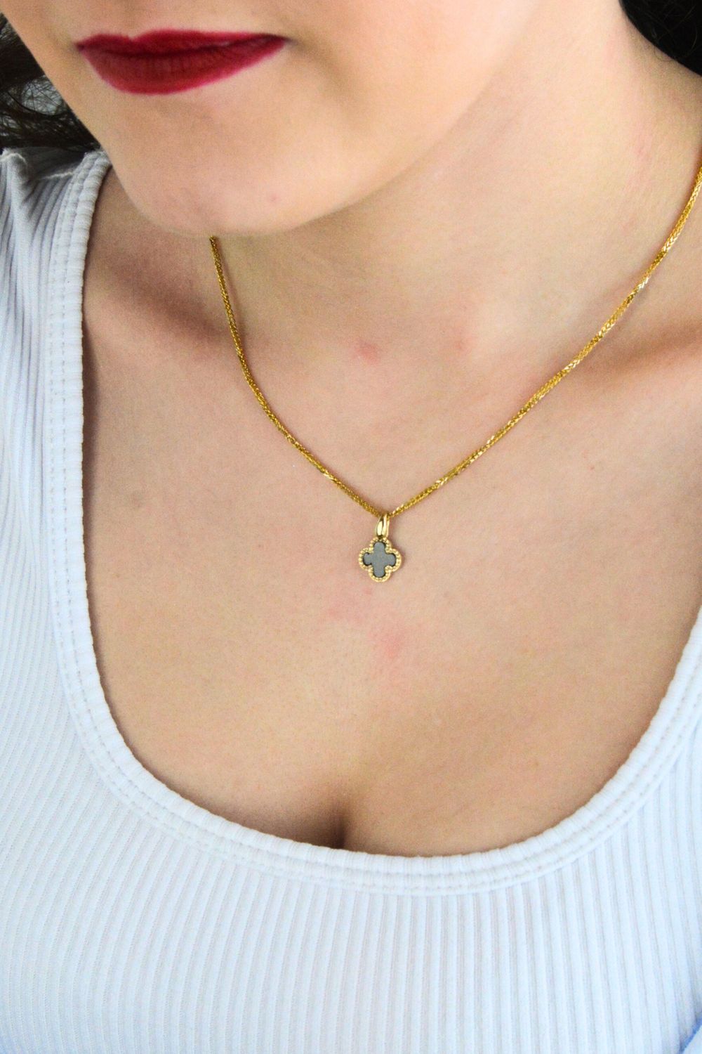 Elegancka złota zawieszka w kształcie kwiatkakoniczynki z czarnym onyksem. Biżuteria z żółtego złota próby 585, diamentowana, idealna na prezent. Cena bez łańcuszka.1.jpg